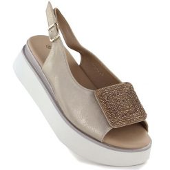 Sandały damskie na grubej platformie złote Potocki SZ12590. Żółte sandały damskie POTOCKI, bez wzorów, ze skóry ekologicznej, bez obcasa, bez zapięcia. Za 169.99 zł.