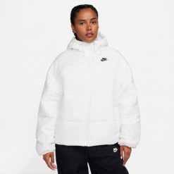 Kurtka uniwersalna damska Nike FB7672133. Białe kurtki damskie Nike, na zimę, l, bez wzorów, z materiału, z kapturem. Za 686.00 zł.