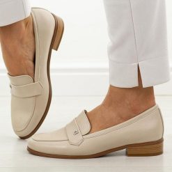 Beżowe mokasyny damskie Potocki 12786. Brązowe mokasyny damskie POTOCKI, na jesień, bez wzorów, z jeansu, biznesowe, bez obcasa, na płaskiej podeszwie, bez zapięcia. Za 189.00 zł.