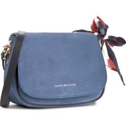 Torebka TOMMY HILFIGER - Iconic Foulard Leather Saddle Bag Suede AW0AW04961 484. Listonoszki damskie marki Tommy Hilfiger. W wyprzedaży za 559.00 zł.