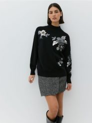 Sweter z cekinowymi aplikacjami - czarny. Czarne swetry damskie Reserved, l, z aplikacjami, z dzianiny, bez kołnierzyka, bez ramiączek, bez kaptura. W wyprzedaży za 69.99 zł.