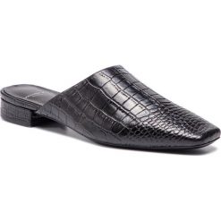 Klapki VAGABOND - Nikki 4700-208-20 Black. Czarne klapki damskie Vagabond, bez wzorów, ze skóry, bez obcasa, na obcasie, bez zapięcia. W wyprzedaży za 269.00 zł.
