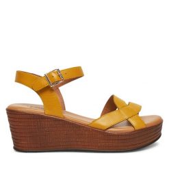 Sandały Lasocki. Żółte sandały damskie Lasocki, bez wzorów, bez obcasa, na koturnie, bez zapięcia. Za 143.99 zł.