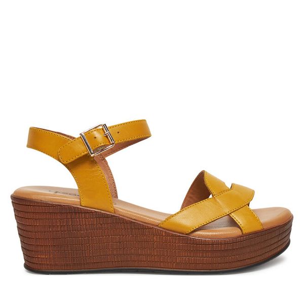 Sandały Lasocki. Żółte sandały damskie Lasocki, bez wzorów, bez obcasa, na koturnie, bez zapięcia. Za 143.99 zł.