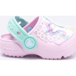 Crocs - Klapki dziecięce. Sandały dziewczęce Crocs. W wyprzedaży za 129.90 zł.