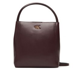 Torebka Calvin Klein. Czerwone torebki do ręki damskie Calvin Klein, bez wzorów, klasyczne, bez dodatków. Za 539.99 zł.