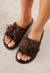 Czarne Klapki w Stylu Boho Zdobione Frędzlami Stavania. Czarne klapki damskie Born2be, z aplikacjami, z jeansu, boho, bez obcasa, na płaskiej podeszwie. Za 99.99 zł.