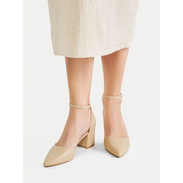 Czółenka JENNY. Brązowe czółenka damskie Jenny, bez wzorów, bez obcasa, bez zapięcia. Za 129.99 zł.