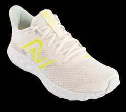 Buty biegowe damskie New Balance 411 Running (W4117KX). Białe obuwie sportowe damskie New Balance, bez wzorów, z materiału, do biegania. Za 239.00 zł.