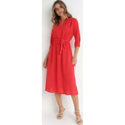 Czerwona Sukienka Rheniolea. Czerwone sukienki damskie Born2be, m, bez wzorów, eleganckie, bez kołnierzyka, bez ramiączek, midi, kopertowe. Za 84.99 zł.