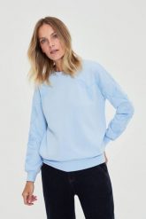 Bluza wkładana przez głowę błękitna. Niebieskie bluzy damskie MOODO, l, bez wzorów, z bawełny, bez kaptura. Za 139.99 zł.
