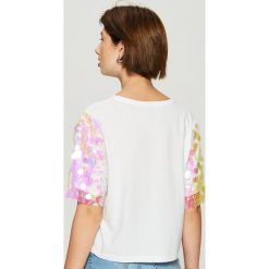 T-shirt z połyskującą aplikacją na rękawach - Biały. Białe t-shirty damskie Sinsay, z aplikacjami. Za 59.99 zł.