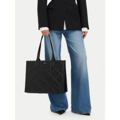 Torebka JENNY. Czarne torebki do ręki damskie Jenny, bez wzorów, bez dodatków. Za 159.99 zł.