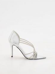 Sandały z ozdobnymi paskami - srebrny. Szare czółenka damskie Reserved, bez wzorów, ze skóry, bez obcasa, na obcasie, bez zapięcia. W wyprzedaży za 69.99 zł.