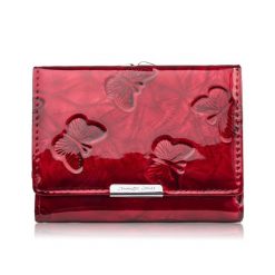 Portfel damski skórzany mały lakierowany z tłoczeniem w motyle czerwony SP-23-RD. Czerwone portfele damskie bez wzorów, z lakierowanej skóry. Za 94.00 zł.