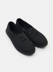 Trampki wsuwane z okrągłym noskiem - czarny. Czarne trampki i tenisówki damskie Sinsay, bez wzorów, bez zapięcia. W wyprzedaży za 11.99 zł.