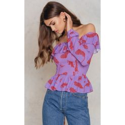 Trendyol Bluzka z odkrytymi ramionami i falbanką - Purple,Multicolor. Fioletowe bluzki damskie marki Trendyol, bez wzorów, z poliesteru, bez kołnierzyka, bez ramiączek. W wyprzedaży za 42.58 zł.