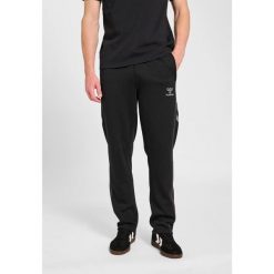 Spodnie dresowe Hummel Move 2.0. Czarne krótkie spodenki sportowe męskie Hummel, bez wzorów, z dresówki, na fitness i siłownię. Za 287.00 zł.