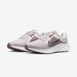 Buty Sportowe Damskie Nike Wmns Quest 5. Czerwone obuwie sportowe damskie Nike, bez wzorów, do biegania. Za 290.40 zł.