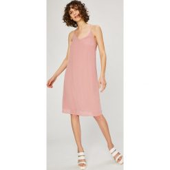 Vero Moda - Sukienka. Czerwone sukienki damskie Vero Moda, l, bez wzorów, z dzianiny, casualowe, bez kołnierzyka, bez ramiączek. W wyprzedaży za 59.90 zł.