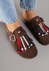 Brązowe Klapki Mule z Oryginalnym Zdobieniem z Frędzlami Beladde. Brązowe klapki damskie Renee, z aplikacjami, z jeansu, boho, bez obcasa, na płaskiej podeszwie. Za 89.99 zł.