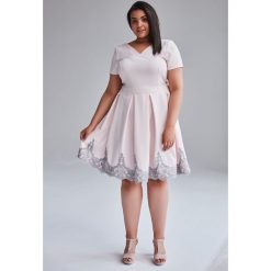 Sukienka Gabrysia pudrowy róż duże rozmiary OVERSIZE PLUS SIZE WIOSNA. Sukienki damskie marki Moda Size Plus Iwanek. Za 225.00 zł.