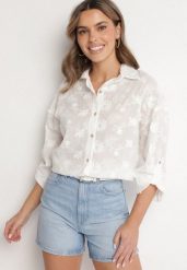 Biała Koszula Oversize z Bawełny Zdobiona Kwiatowym Haftem Reinoviel. Białe bluzki damskie Born2be, m, z aplikacjami, z bawełny, eleganckie, bez kołnierzyka, bez ramiączek. Za 109.99 zł.