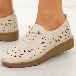 Beżowe ażurowe półbuty damskie Potocki 16388. Brązowe obuwie sportowe damskie POTOCKI, na lato, w ażurowe wzory, z dresówki, biznesowe, z okrągłym noskiem, bez obcasa, na płaskiej podeszwie, bez zapięcia. W wyprzedaży za 104.72 zł.