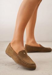 Ciemnobeżowe Mokasyny VICES ze Skórzaną Wkładką i Metalową Ozdobą Aquilin. Brązowe mokasyny damskie Born2be, z materiału, klasyczne. Za 89.99 zł.