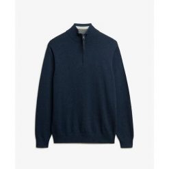 Czarny sweter z kołnierzem typu "camionneur" Superdry Essentials. Niebieskie swetry przez głowę męskie Superdry., s, bez wzorów, z bawełny, bez kołnierzyka. Za 338.95 zł.