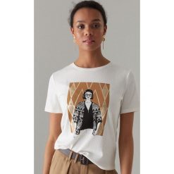 Prążkowana koszulka z nadrukiem - Biały. Białe t-shirty damskie marki Mohito, bez wzorów, bez kołnierzyka. Za 59.99 zł.