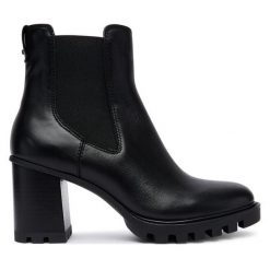 Botki Tamaris. Czarne botki damskie Tamaris, bez obcasa, na słupku, bez zapięcia. Za 339.99 zł.