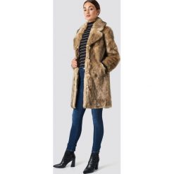 NA-KD Trend Kurtka ze sztucznego futra - Brown. Brązowe kurtki damskie NA-KD Trend, z futra. Za 445.95 zł.
