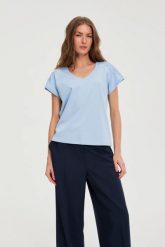 Bluzka z koronką na rękawach błękitna. Niebieskie bluzki damskie MOODO, l, bez wzorów, z bawełny, bez kołnierzyka, bez ramiączek. Za 59.99 zł.