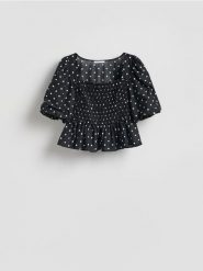 Bluzka z bufiastymi rękawami - czarny. Czarne bluzki damskie Reserved, l, bez wzorów, z bawełny, bez kołnierzyka, bez ramiączek. Za 99.99 zł.