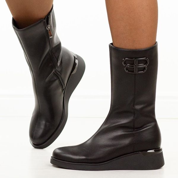 Czarne skórzane kozaki damskie T.Sokolski Z25-43. Czarne kozaki damskie Sokolski, z jeansu, z okrągłym noskiem, bez obcasa, na koturnie. Za 399.00 zł.