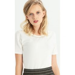 T-shirt z biżuteryjną aplikcją - Kremowy. Białe t-shirty damskie Sinsay. Za 24.99 zł.