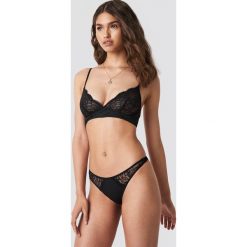 NA-KD Lingerie Stringi z koronką - Black. Stringi damskie marki bonprix. W wyprzedaży za 26.47 zł.
