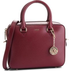 Torebka DKNY - R83D3621 Blood Red XOD. Torebki do ręki damskie marki DKNY. W wyprzedaży za 779.00 zł.