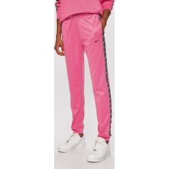 Nike Sportswear - Spodnie. Pomarańczowe legginsy damskie Nike Sportswear, l, bez wzorów, z bawełny. Za 199.90 zł.