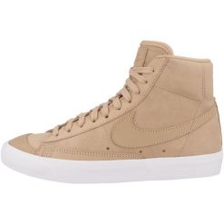 Buty do chodzenia damskie Nike Blazer Mid Prm. Brązowe obuwie sportowe damskie Nike, bez wzorów, z jeansu, trekkingowe. Za 477.60 zł.
