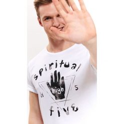 T-SHIRT Z NADRUKIEM. Białe t-shirty męskie marki TOP SECRET, na lato, bez wzorów, z bawełny, bez kołnierzyka. Za 29.99 zł.