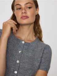 Kardigan z krótkim rękawem - szary. Szare kardigany damskie Reserved, l, bez wzorów, z dzianiny, krótkie. W wyprzedaży za 59.99 zł.