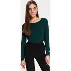 SWETER Z BŁYSZCZĄCYMI KROPKAMI. Zielone swetry damskie TOP SECRET, bez wzorów, z dzianiny, klasyczne, bez kołnierzyka, bez ramiączek, bez kaptura. W wyprzedaży za 49.99 zł.