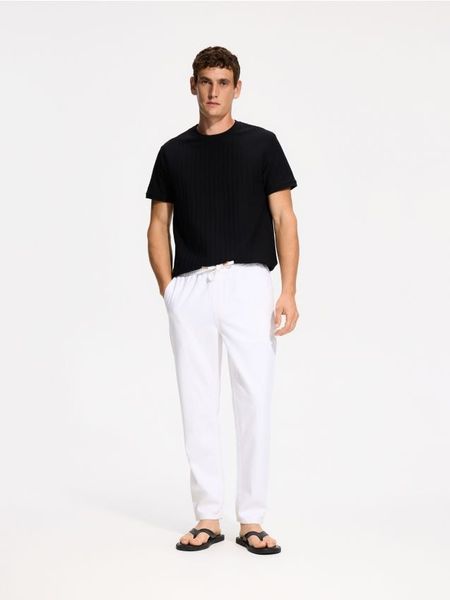 Strukturalny t-shirt regular - czarny. Czarne t-shirty męskie Reserved, l, bez wzorów, z bawełny, bez kołnierzyka. Za 69.99 zł.
