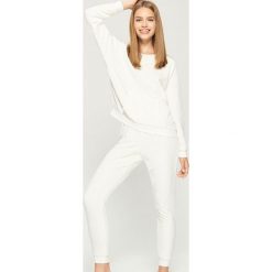 Pluszowa piżama w serca - Kremowy. Piżamy damskie marki Calvin Klein Jeans. Za 79.99 zł.