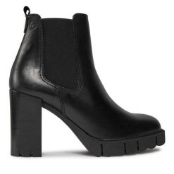 Sztyblety Tamaris. Czarne botki damskie Tamaris, bez obcasa, na słupku, bez zapięcia. Za 289.99 zł.