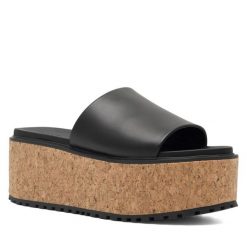 Klapki Lasocki. Czarne klapki damskie Lasocki, bez wzorów, bez obcasa. Za 249.99 zł.