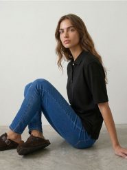 Bluzka polo z krótkim rękawem z wiskozą - czarny. Czarne bluzki damskie Sinsay, l, bez wzorów, z wiskozy, bez kołnierzyka, bez ramiączek. Za 19.99 zł.