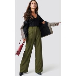 NA-KD Trend Rozszerzane spodnie - Green. Zielone spodnie materiałowe damskie NA-KD Trend. Za 121.95 zł.